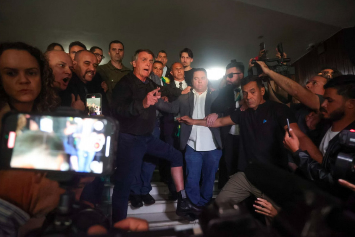 Moraes dá 24h para defesa de Bolsonaro explicar descumprimento de cautelar, sob pena de prisão imediata