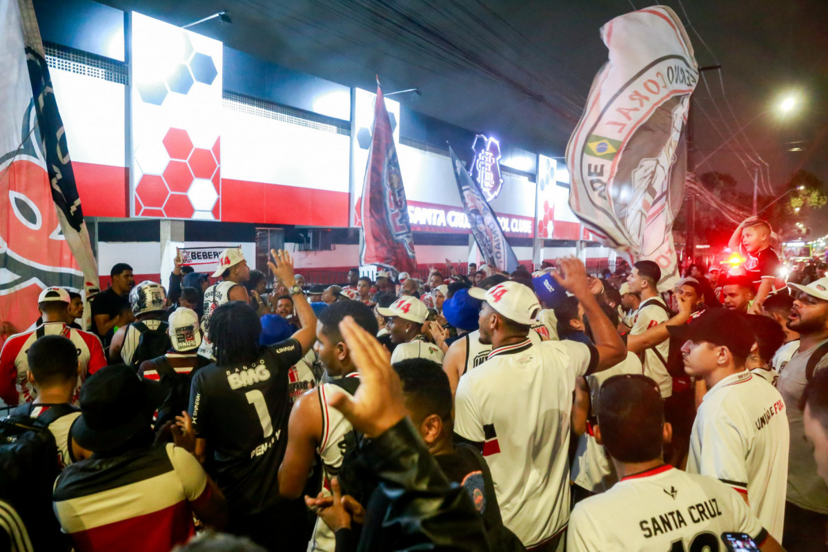 Torcedores do Santa Cruz protestam por aprovação da SAF com cessão do Arruda