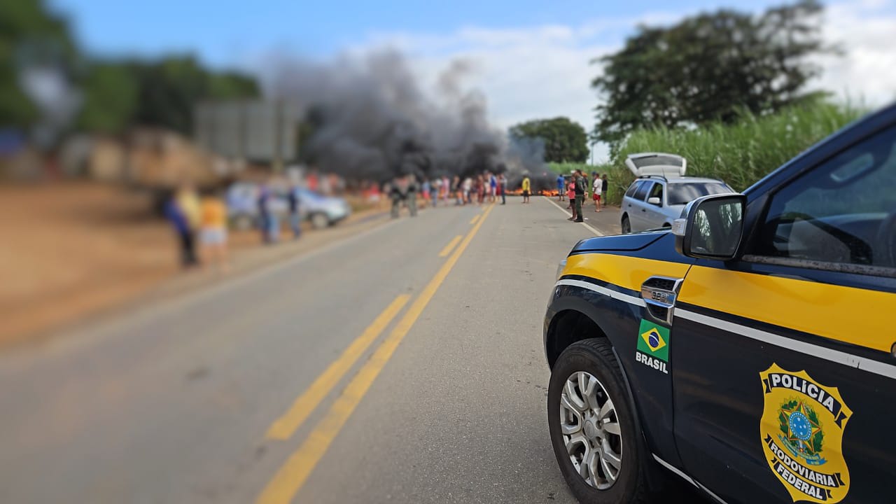 BR-408 BLOQUEADA EM CARPINA: MORADORES PROTESTAM CONTRA FALTA DE ENERGIA