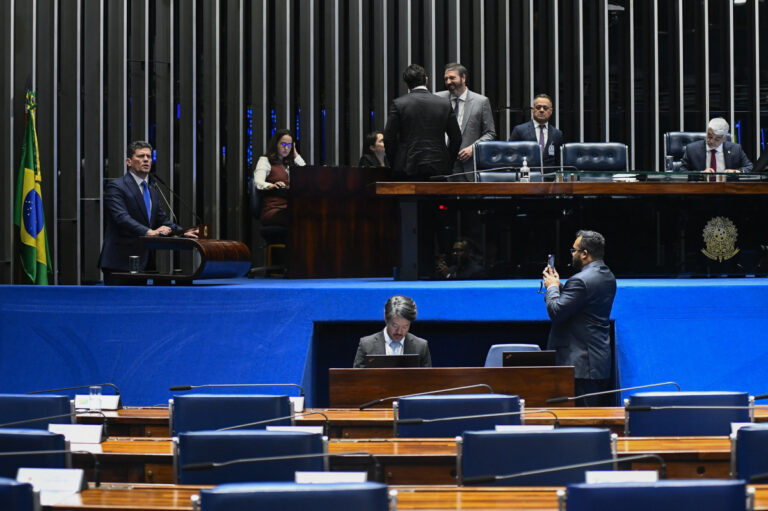 Senado aprova aumento de pena para quem fornecer drogas ou bebidas a menores