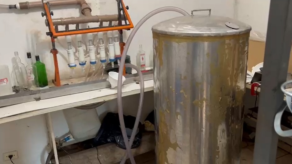 Polícia detém duas pessoas e fecha fábrica de bebidas clandestina