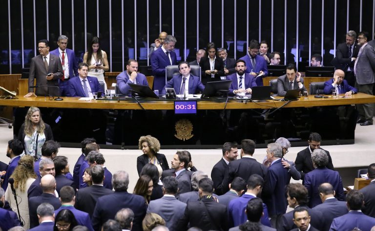 Câmara aprova isenção do IR para quem ganha até R$ 5 mil