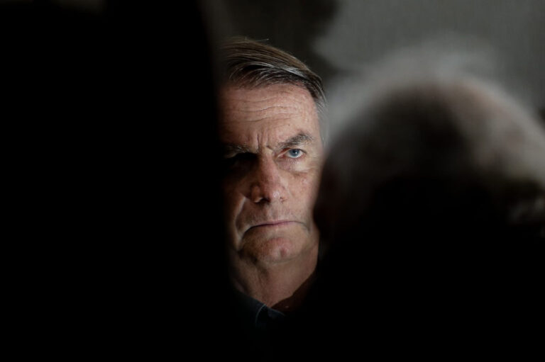 Bolsonaro passará por audiência de custódia neste domingo (23)