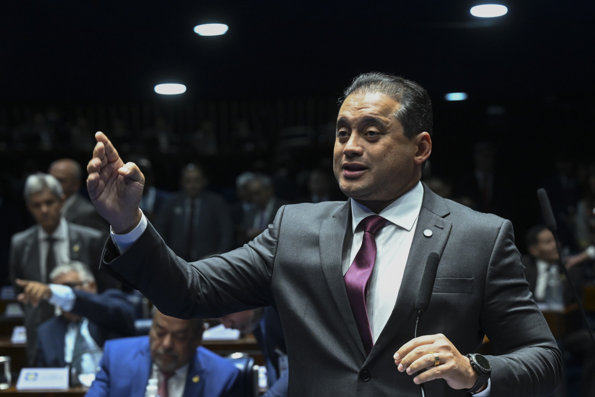 Fraude no INSS: PF faz buscas contra senador Weverton Rocha e prende número 2 da Previdência