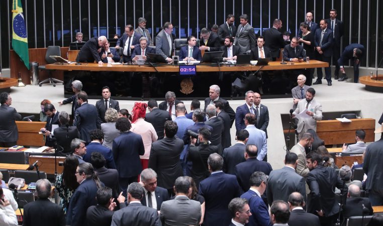 Câmara aprova projeto que reduz penas de Bolsonaro e condenados pelo 8 de janeiro