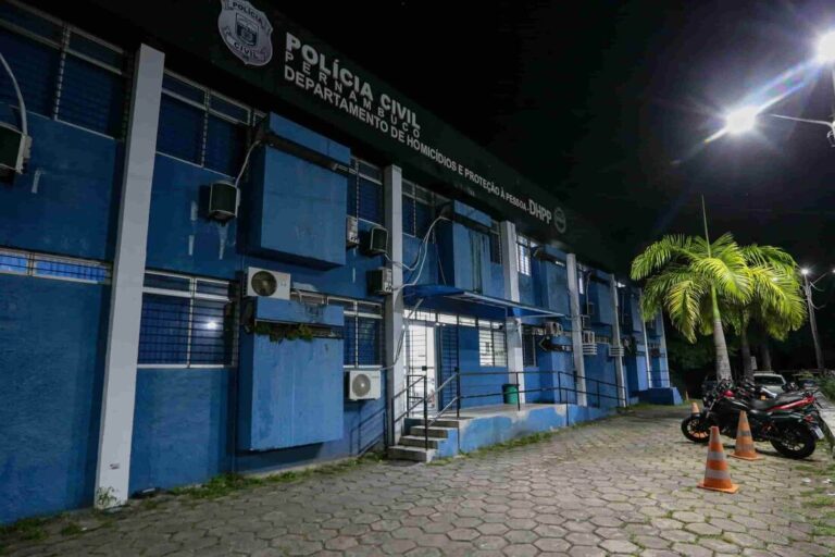 Homem é encontrado morto em Olinda; companheira é apontada como autora do crime